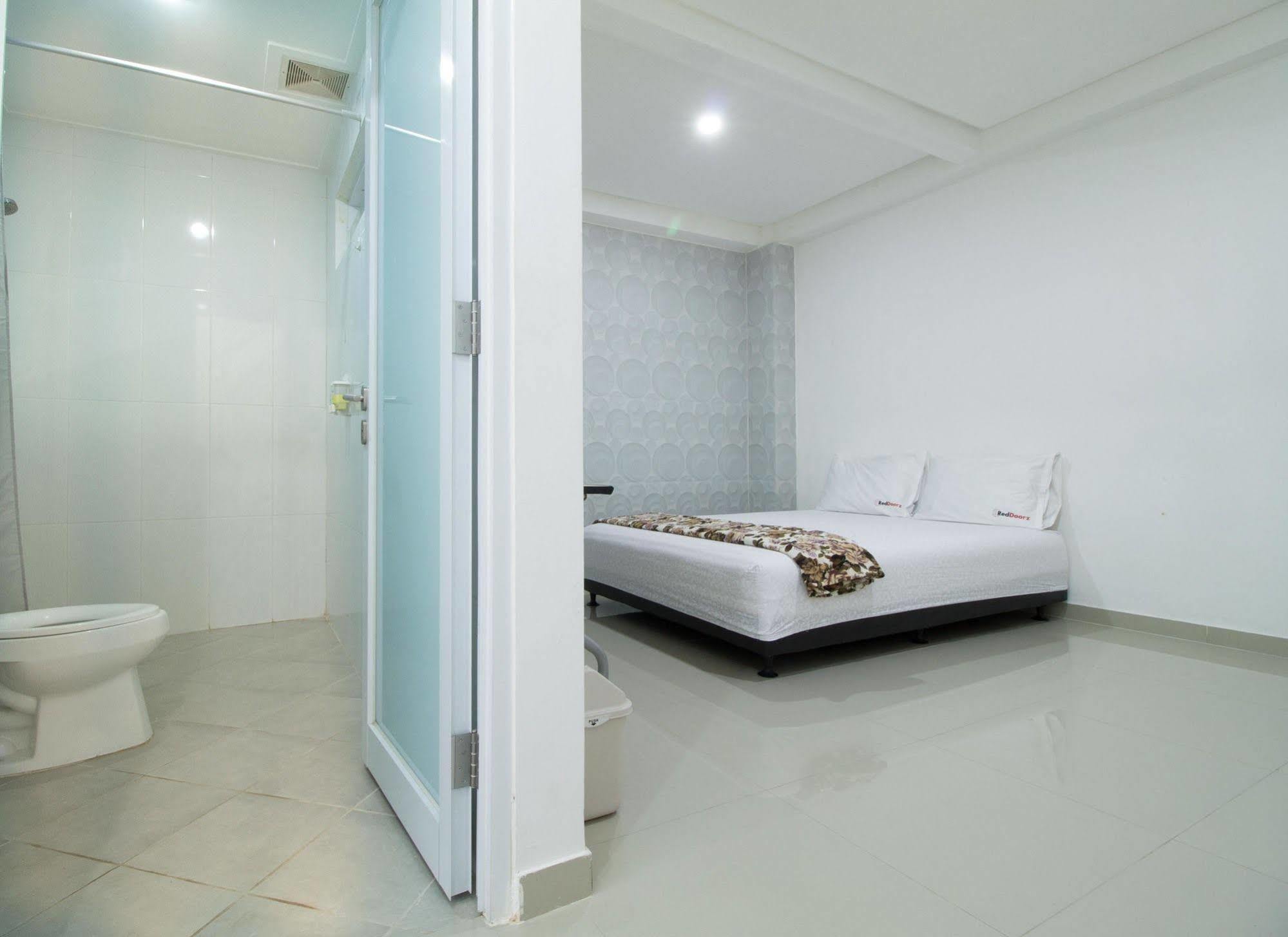 Reddoorz @ Pulomas Hotel Jakarta Eksteriør billede