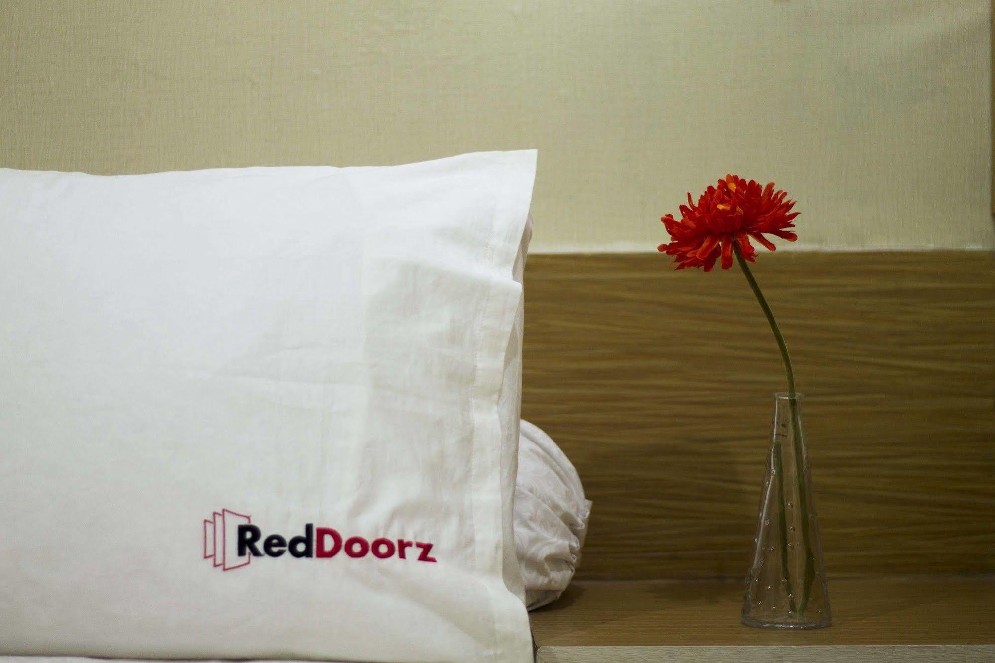 Reddoorz @ Pulomas Hotel Jakarta Eksteriør billede